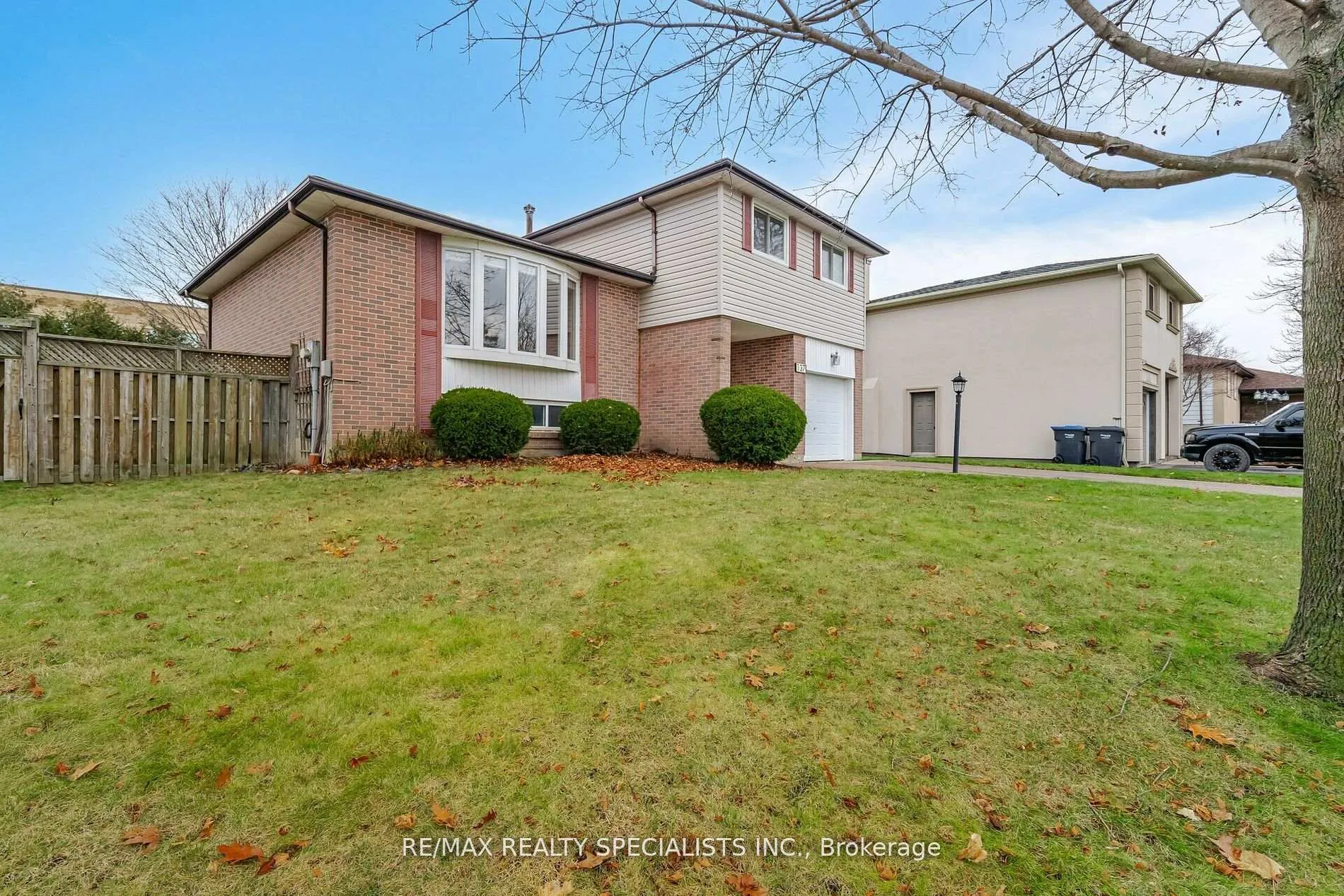 Photo 3 of 137 Beaver Court, Caledon, Bolton North — HOMEH