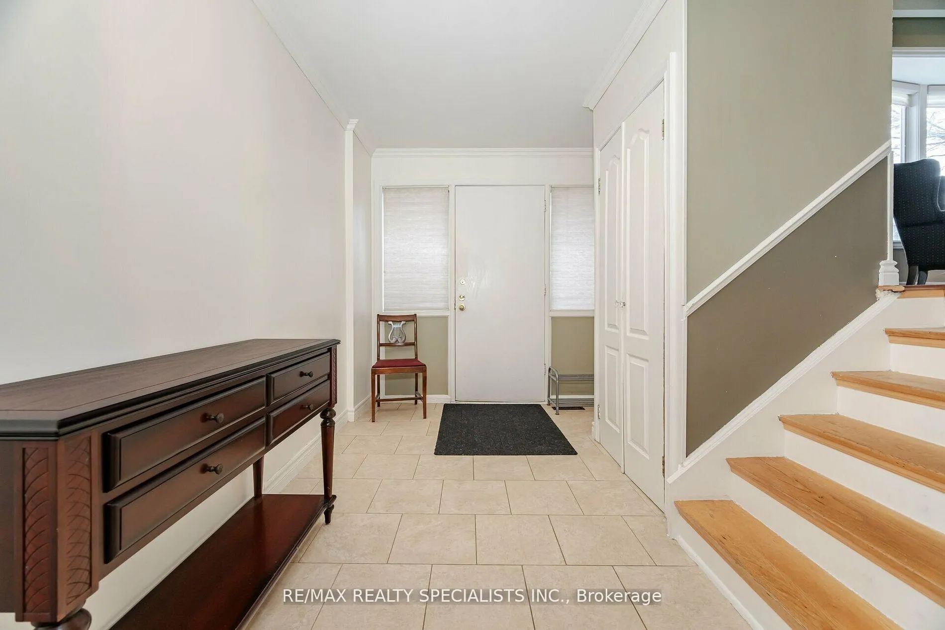 Photo 5 of 137 Beaver Court, Caledon, Bolton North — HOMEH