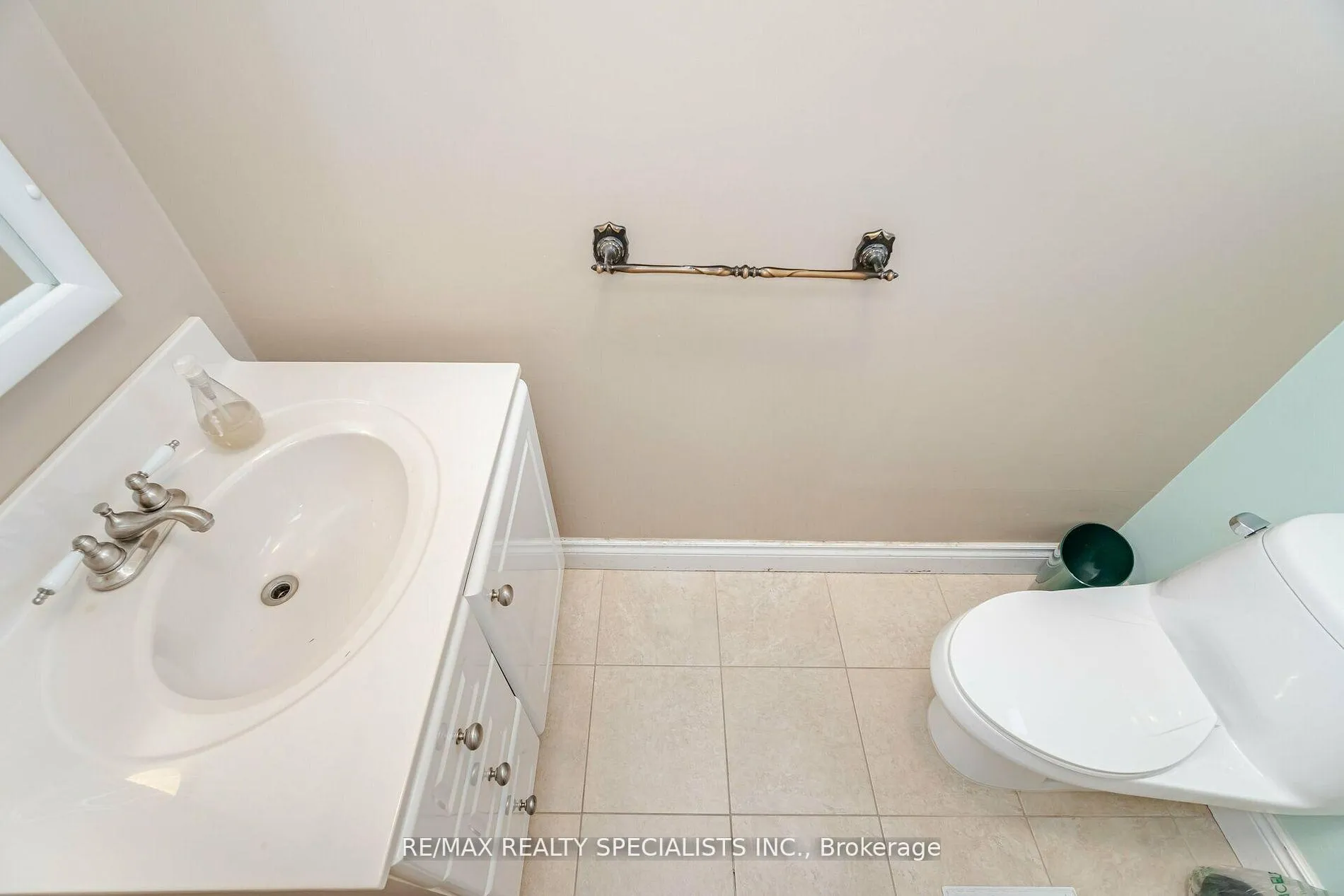 Photo 9 of 137 Beaver Court, Caledon, Bolton North — HOMEH