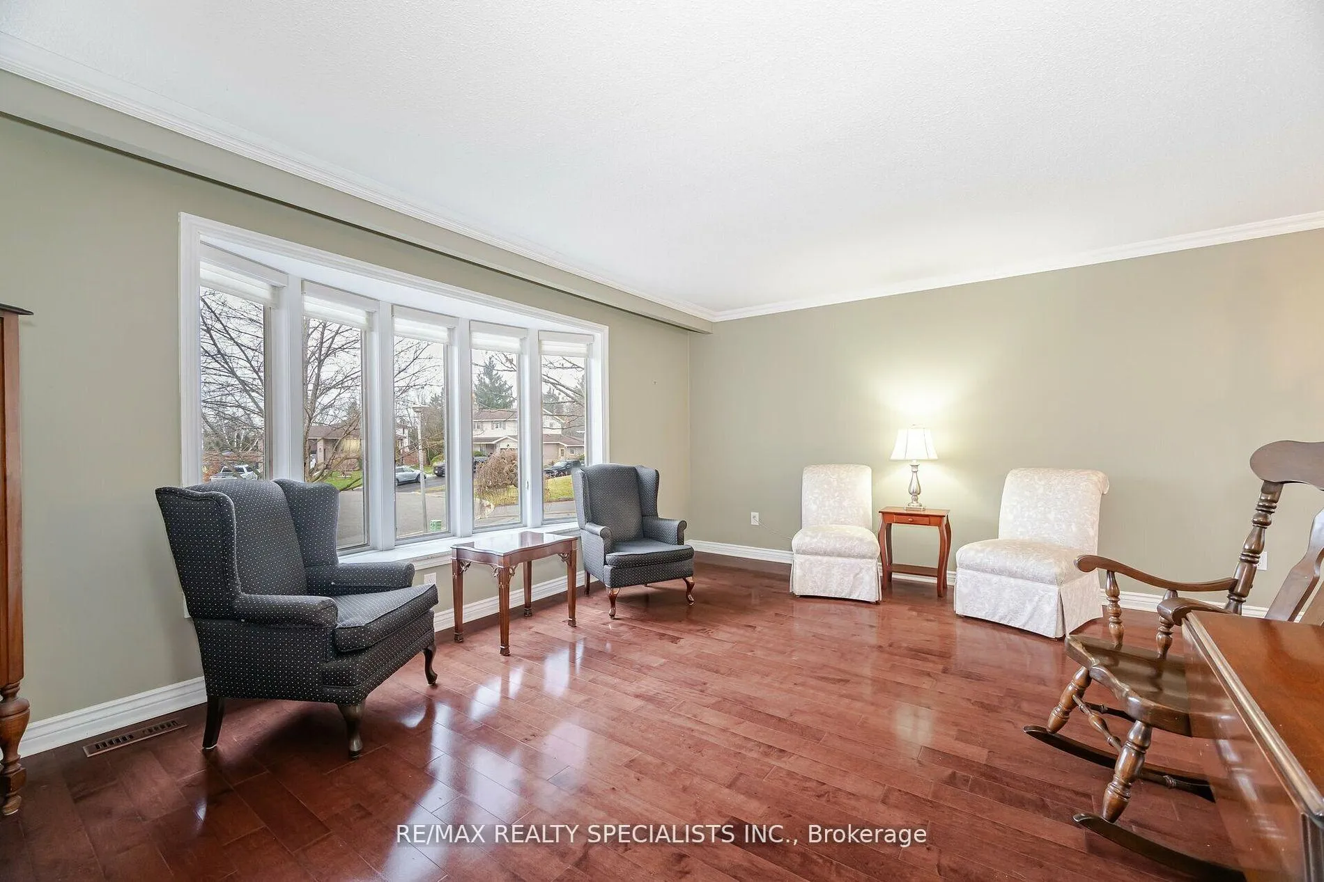 Photo 12 of 137 Beaver Court, Caledon, Bolton North — HOMEH