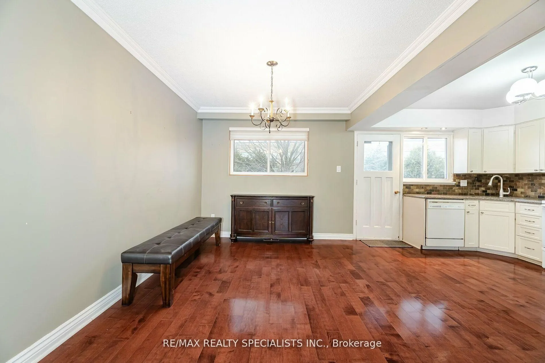 Photo 15 of 137 Beaver Court, Caledon, Bolton North — HOMEH