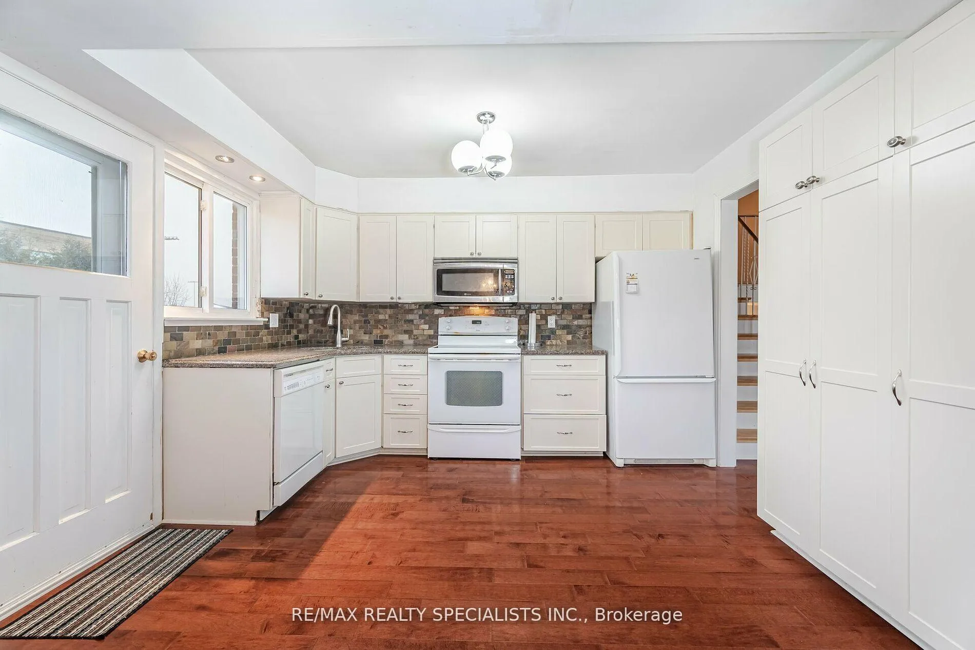 Photo 16 of 137 Beaver Court, Caledon, Bolton North — HOMEH
