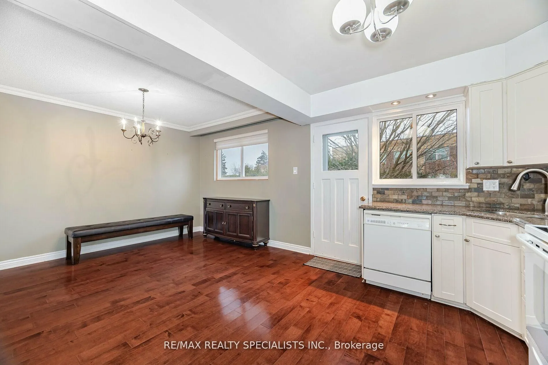 Photo 18 of 137 Beaver Court, Caledon, Bolton North — HOMEH