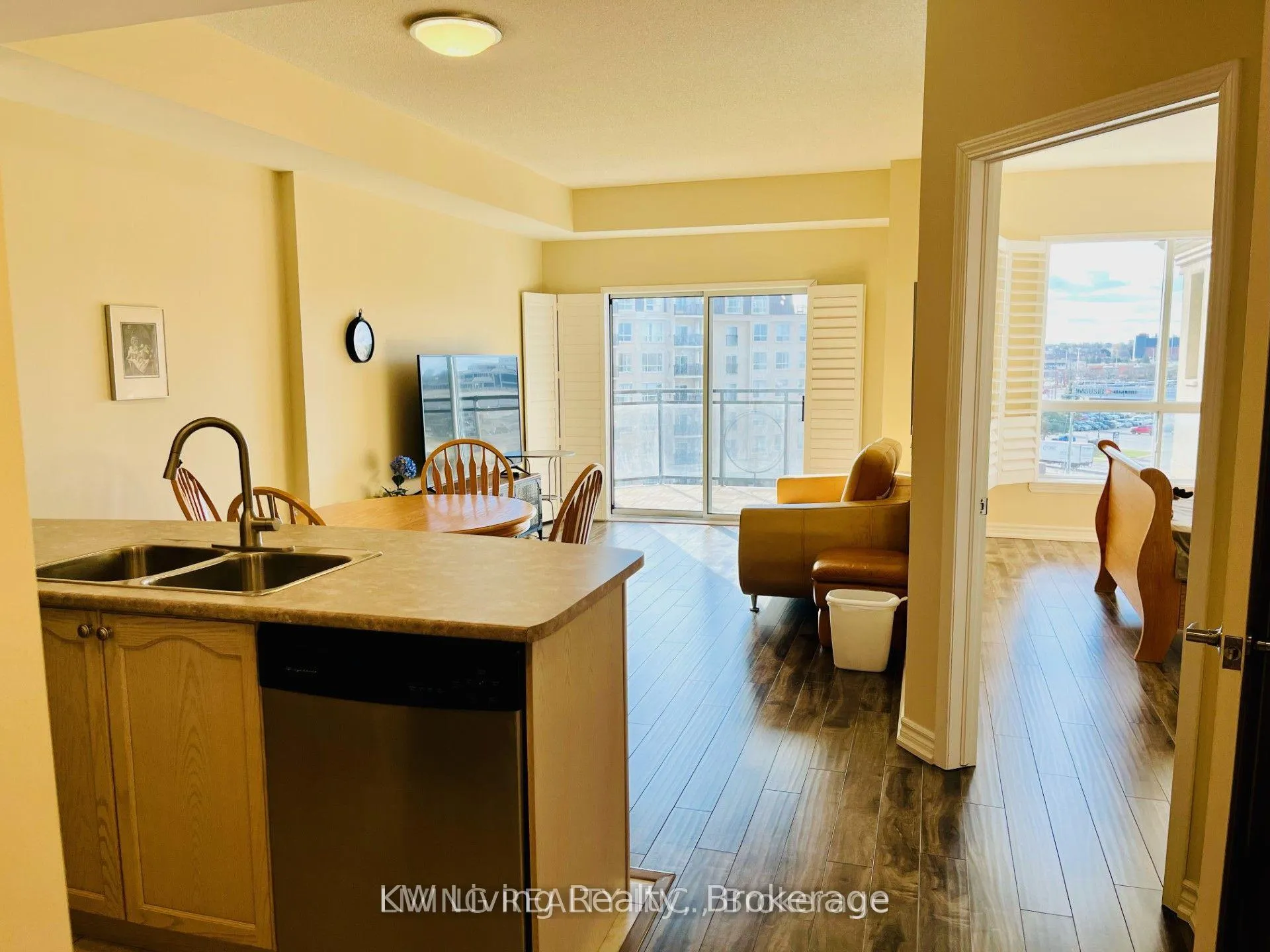 Front of Unit 617, 2 Maison Parc Court