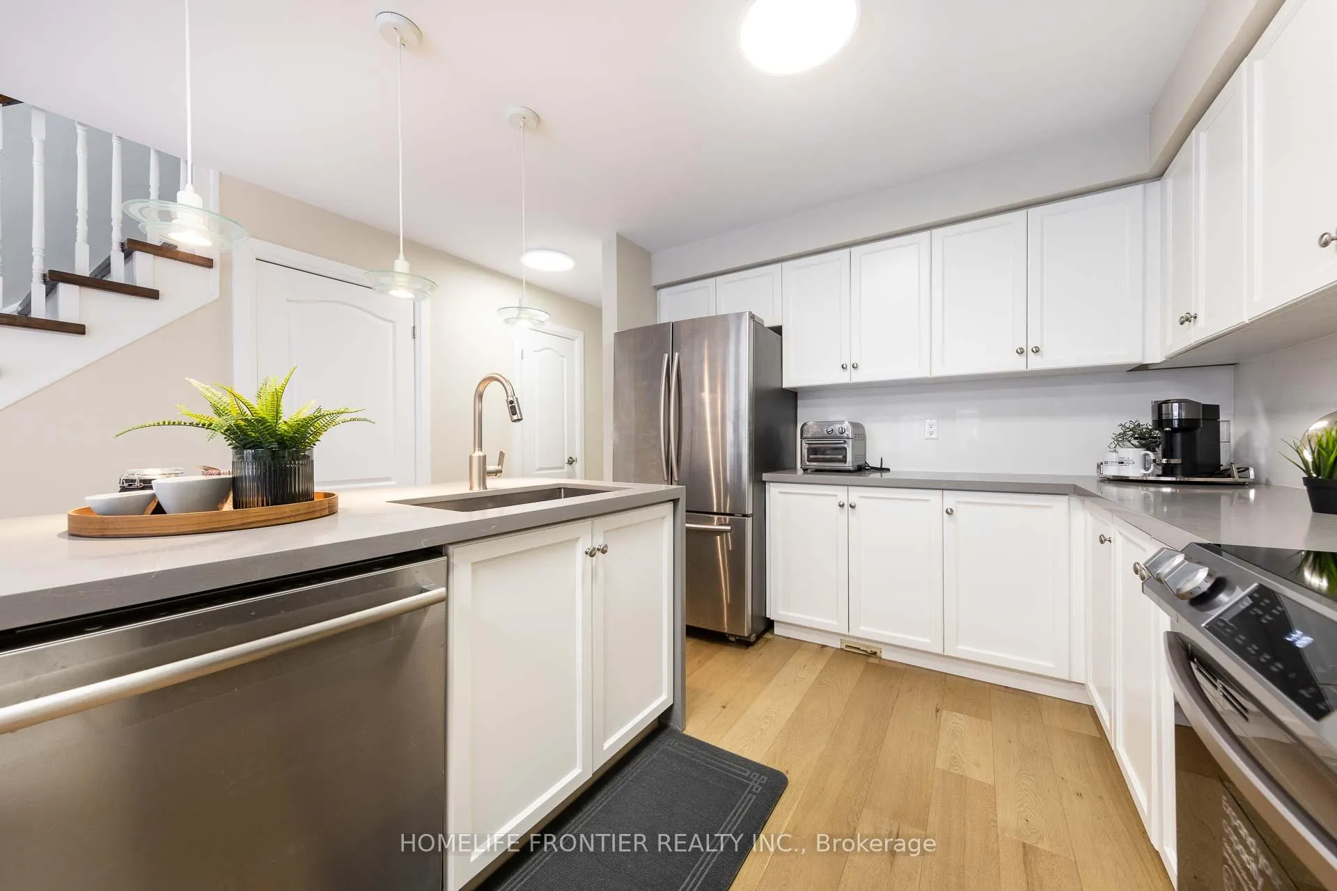 Photo 8 of 30 Benjamin Hood Crescent, Vaughan, Patterson — HOMEH