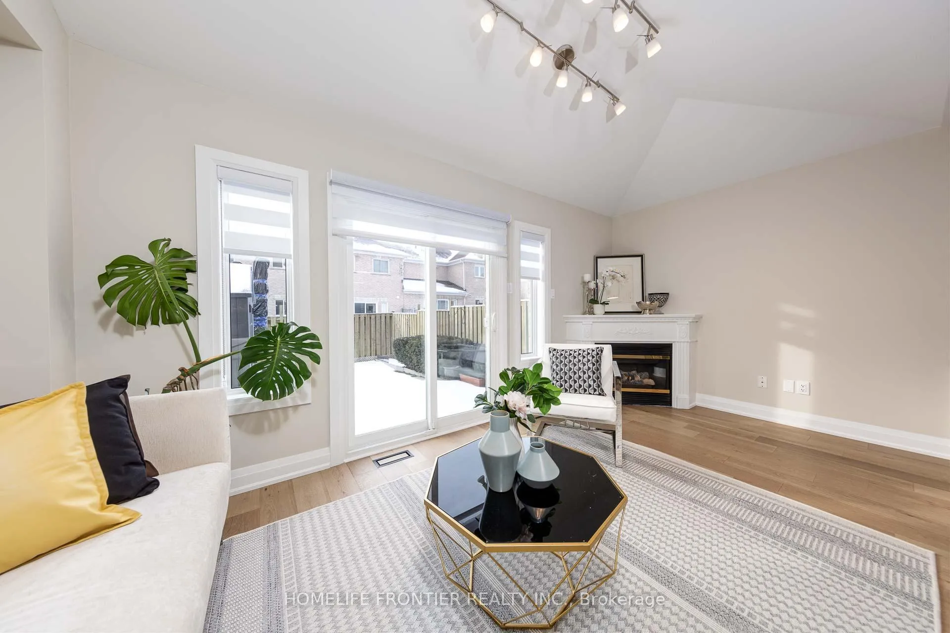 Photo 14 of 30 Benjamin Hood Crescent, Vaughan, Patterson — HOMEH