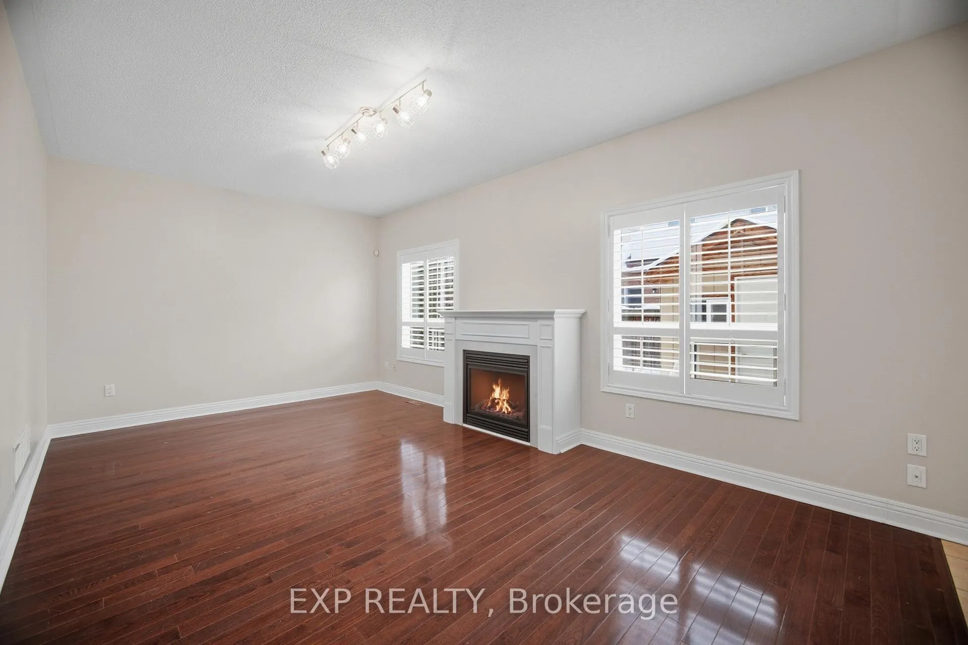 Photo 10 of 94 Kingsview Drive, Vaughan, Vellore Village — HOMEH