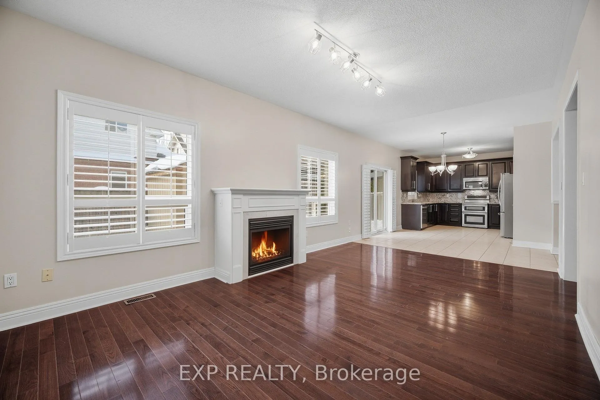 Photo 12 of 94 Kingsview Drive, Vaughan, Vellore Village — HOMEH