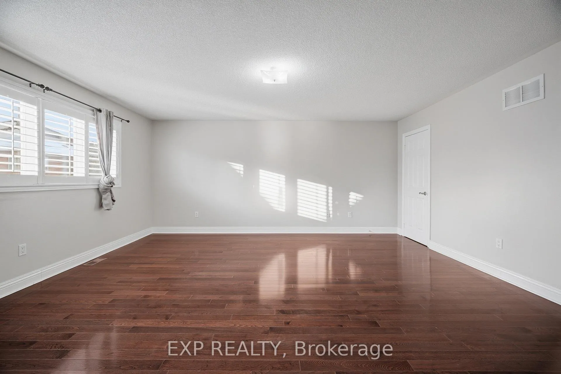 Photo 24 of 94 Kingsview Drive, Vaughan, Vellore Village — HOMEH