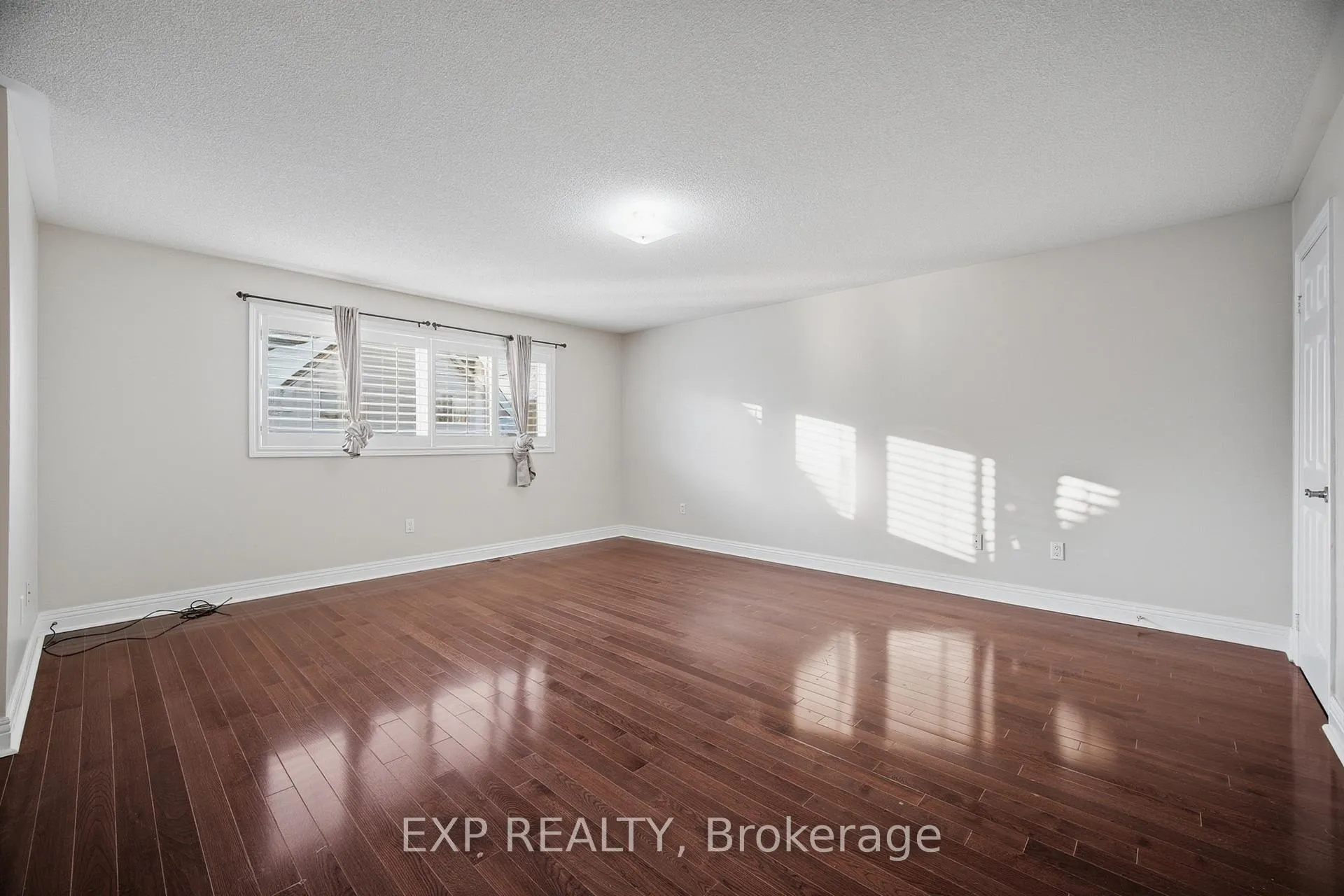 Photo 25 of 94 Kingsview Drive, Vaughan, Vellore Village — HOMEH