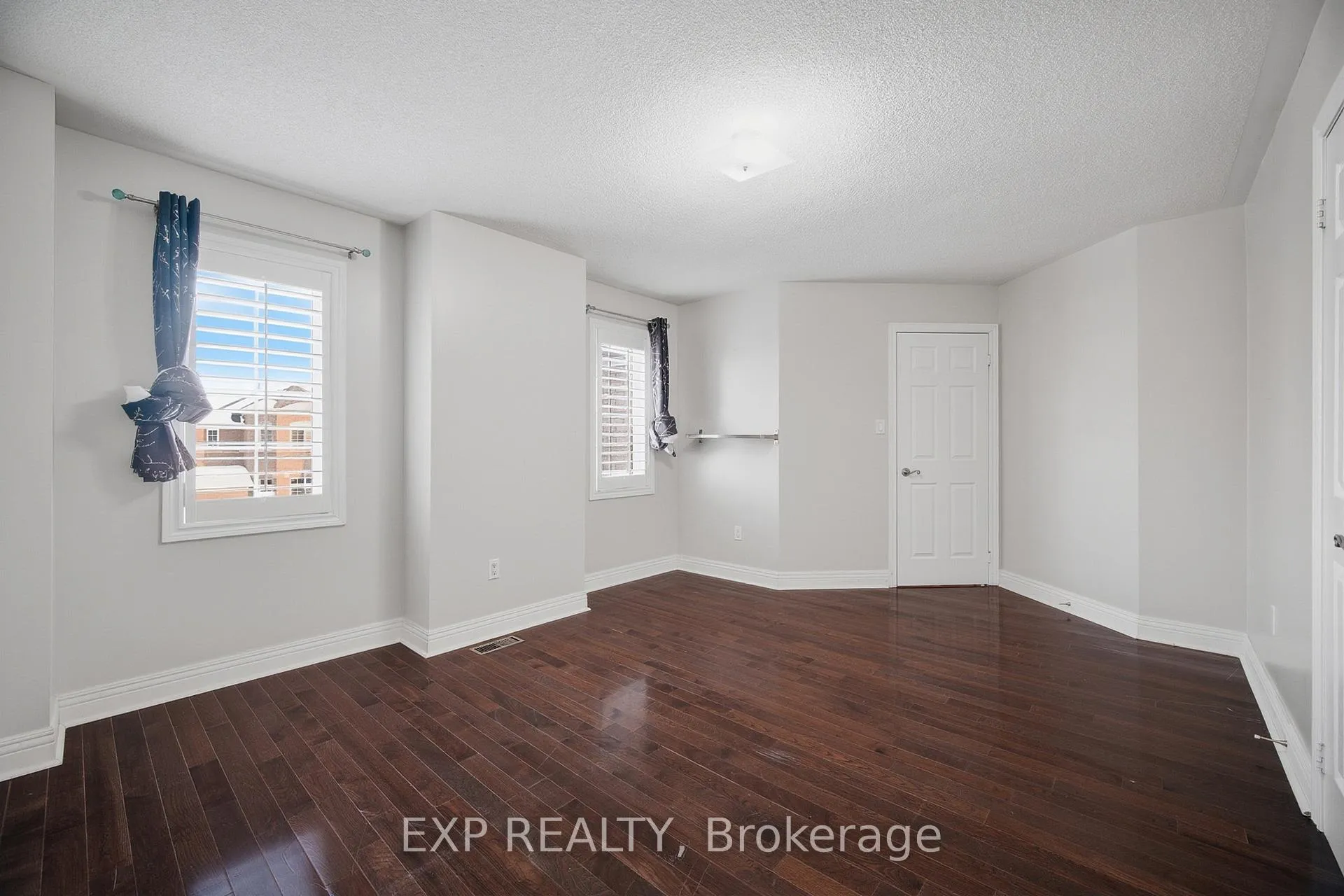 Photo 29 of 94 Kingsview Drive, Vaughan, Vellore Village — HOMEH