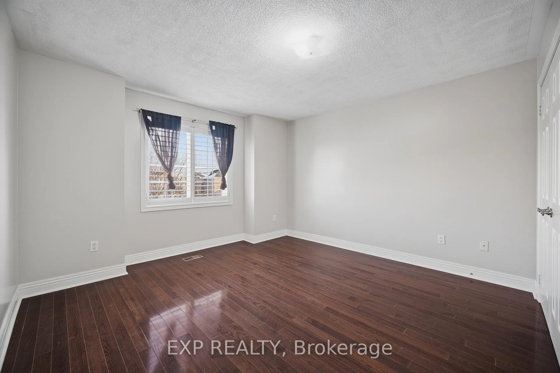 Photo 30 of 94 Kingsview Drive, Vaughan, Vellore Village — HOMEH