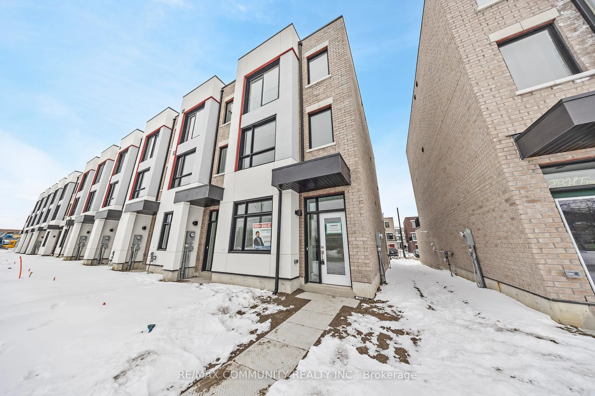 Photo 2 of 211 Monarch Avenue, Ajax, South West — HOMEH