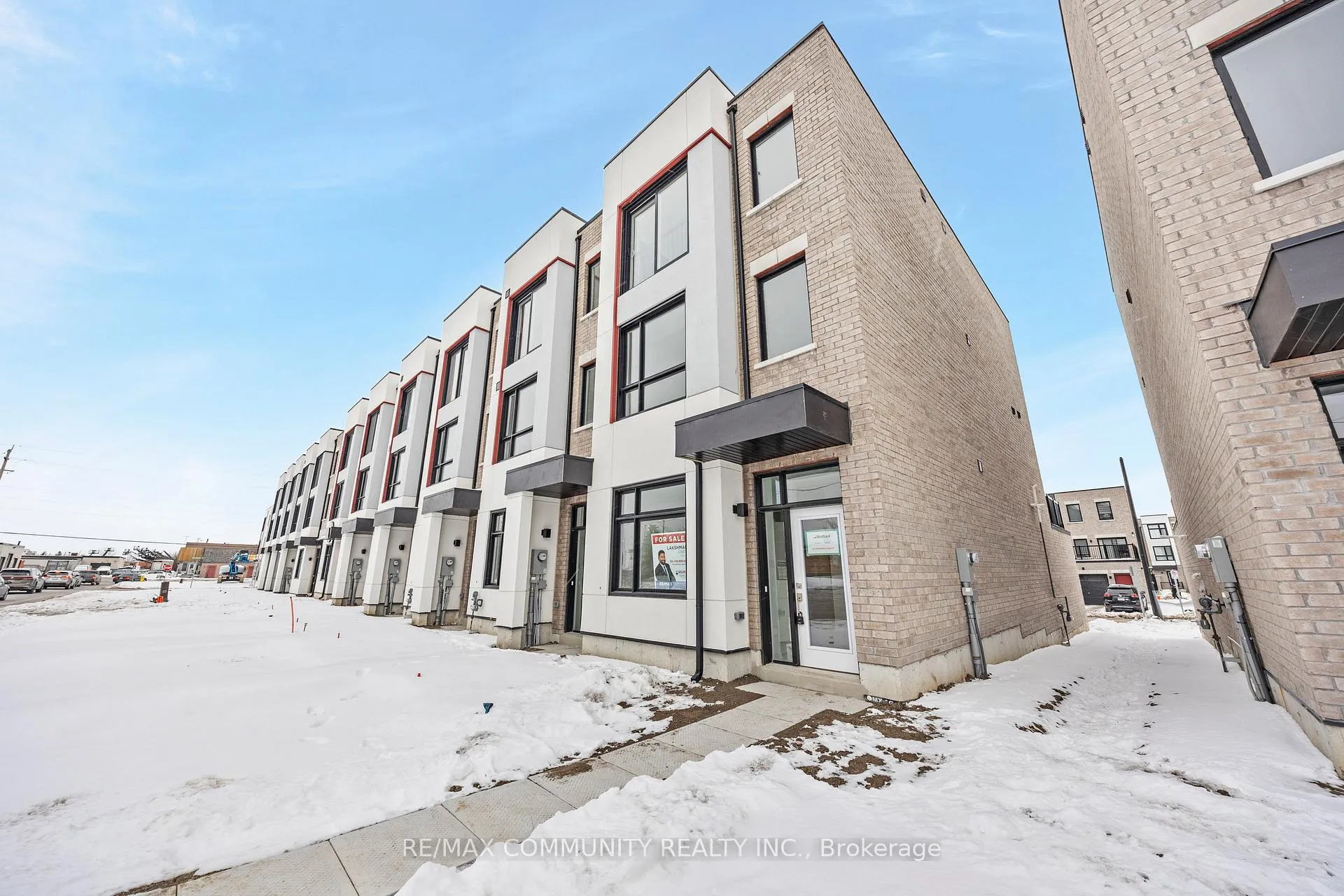 Photo 3 of 211 Monarch Avenue, Ajax, South West — HOMEH