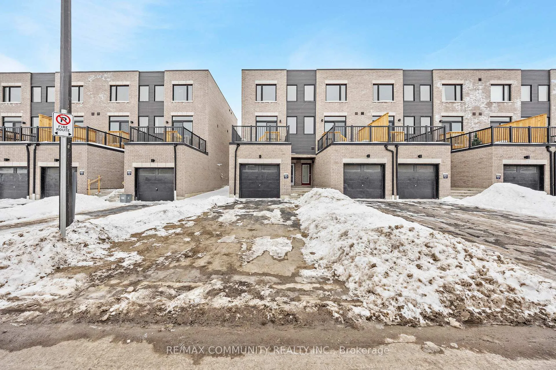 Photo 4 of 211 Monarch Avenue, Ajax, South West — HOMEH