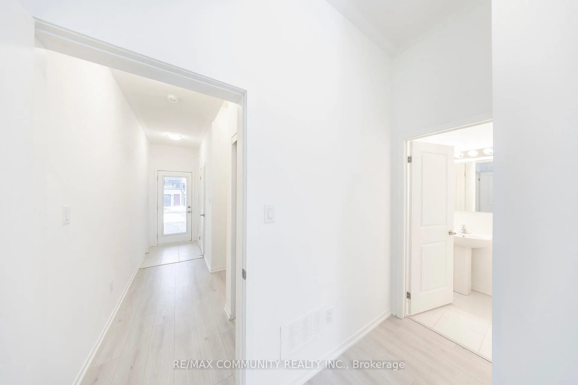 Photo 11 of 211 Monarch Avenue, Ajax, South West — HOMEH