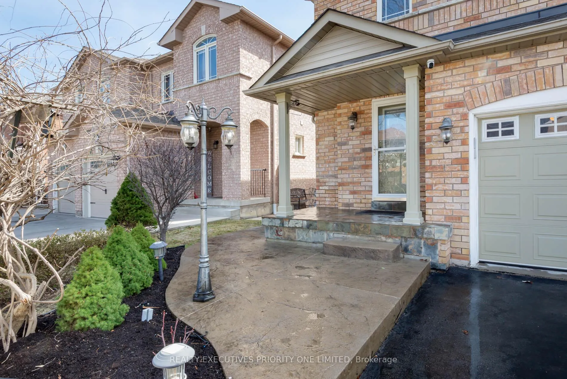 Photo 2 of 82 Blackthorn Drive, Vaughan, Maple — HOMEH
