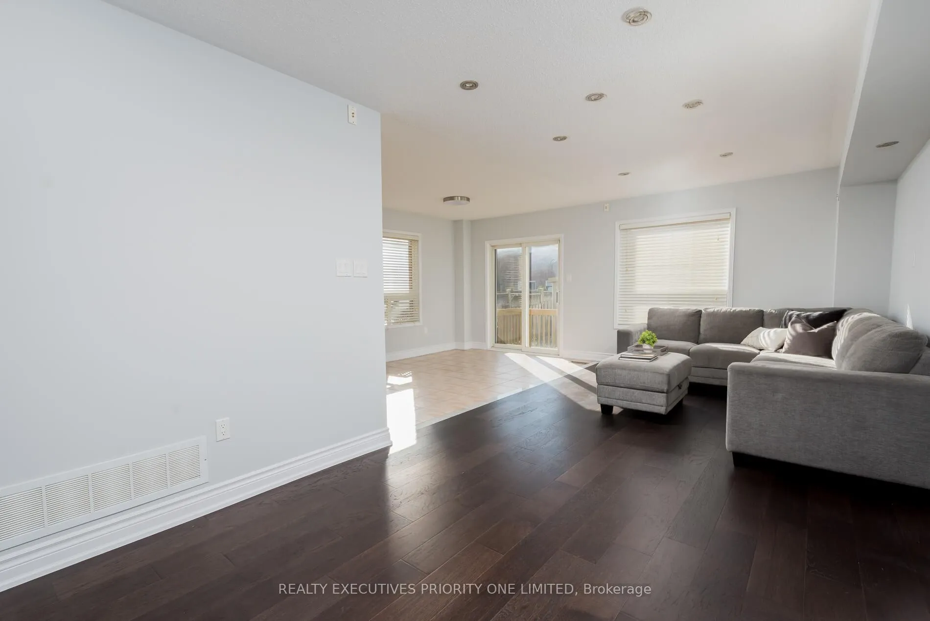 Photo 4 of 82 Blackthorn Drive, Vaughan, Maple — HOMEH
