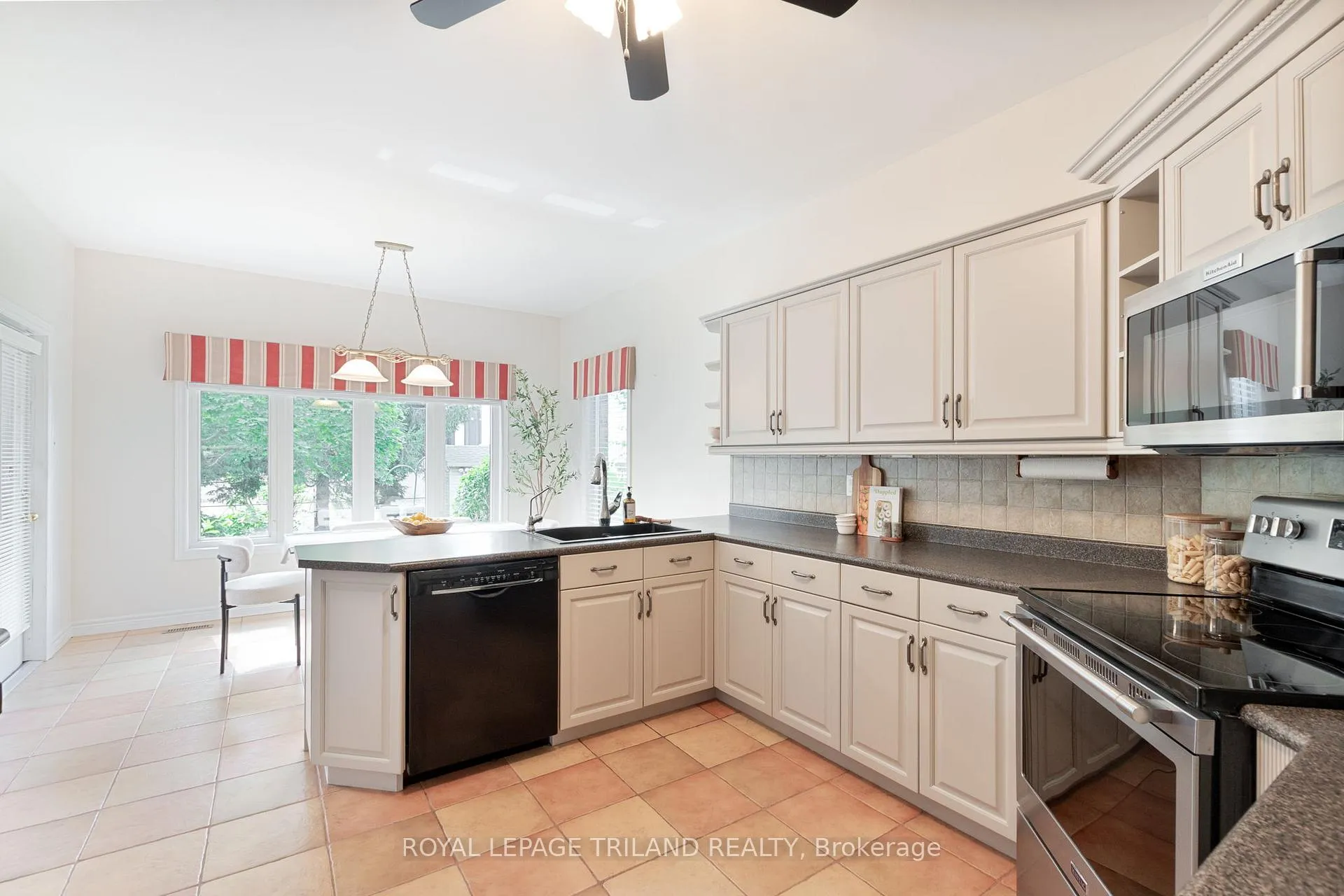 Photo 14 of 45 Stephen Moore Drive, Middlesex Centre, Kilworth — HOMEH