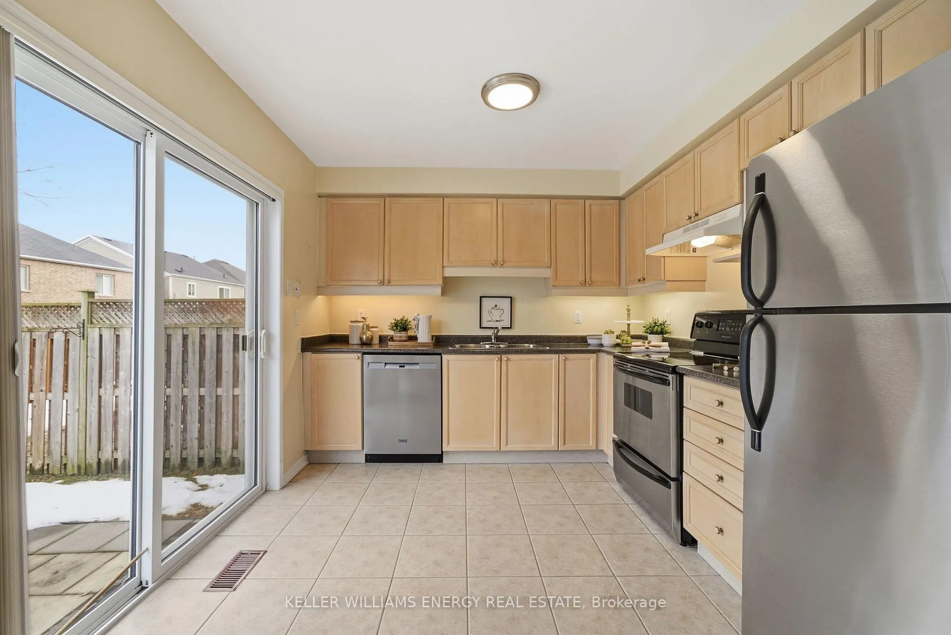 Photo 4 of 1375 Linstead Street, Oshawa, Taunton — HOMEH