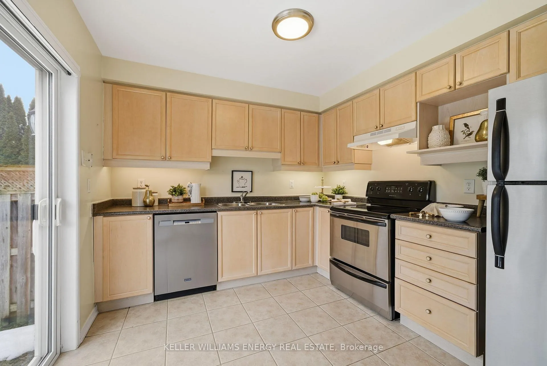 Photo 5 of 1375 Linstead Street, Oshawa, Taunton — HOMEH