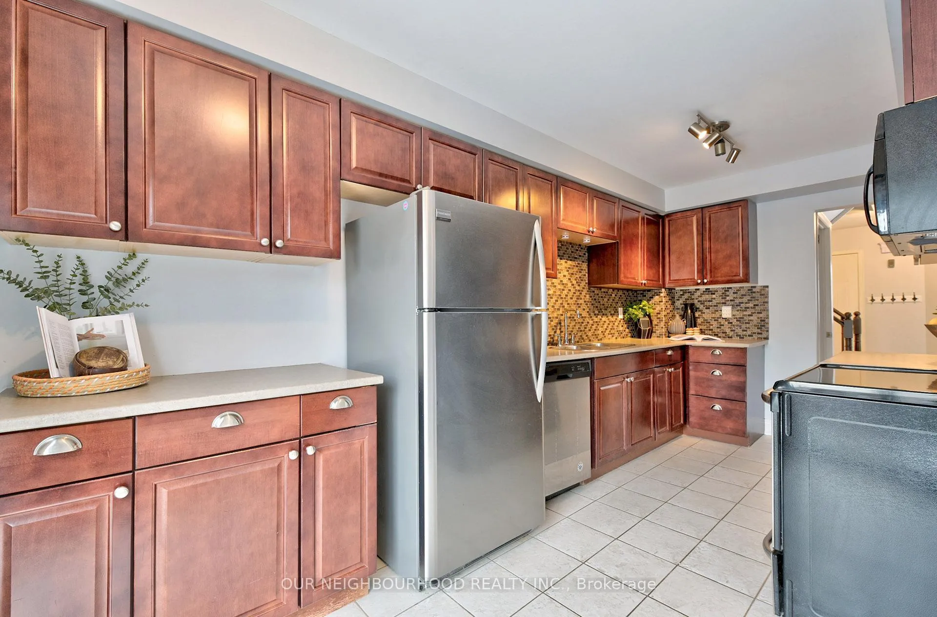 Photo 8 of 89 Poolton Crescent, Clarington, Courtice — HOMEH