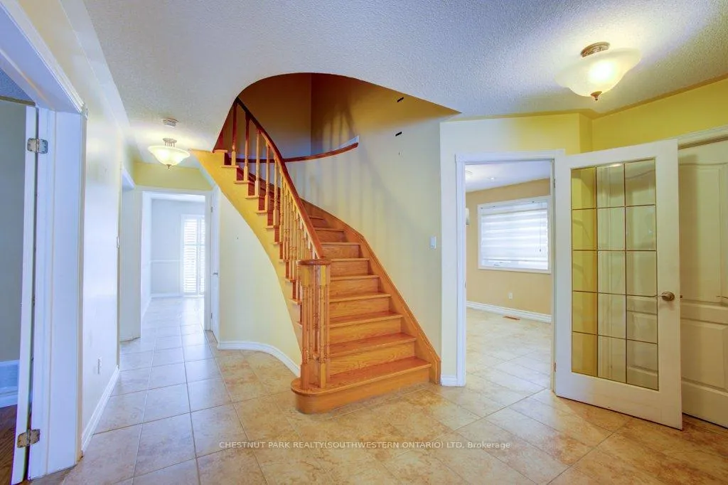 Photo 5 of 105 Veneto Drive, Vaughan, Vaughan Grove — HOMEH