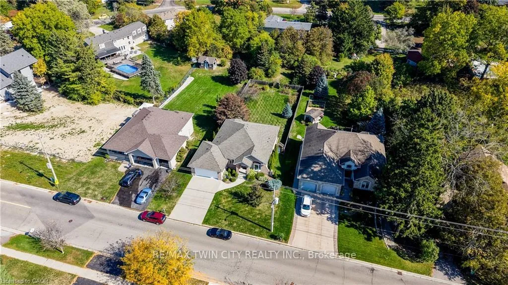 Photo 2 of 430 Caryndale Drive, Kitchener — HOMEH