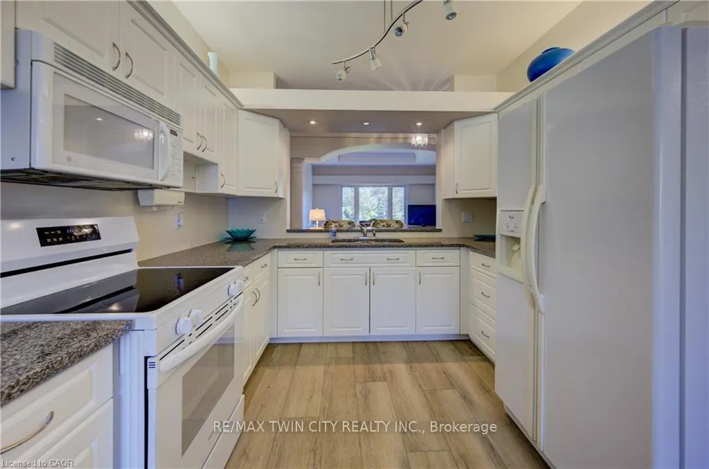 Photo 14 of 430 Caryndale Drive, Kitchener — HOMEH