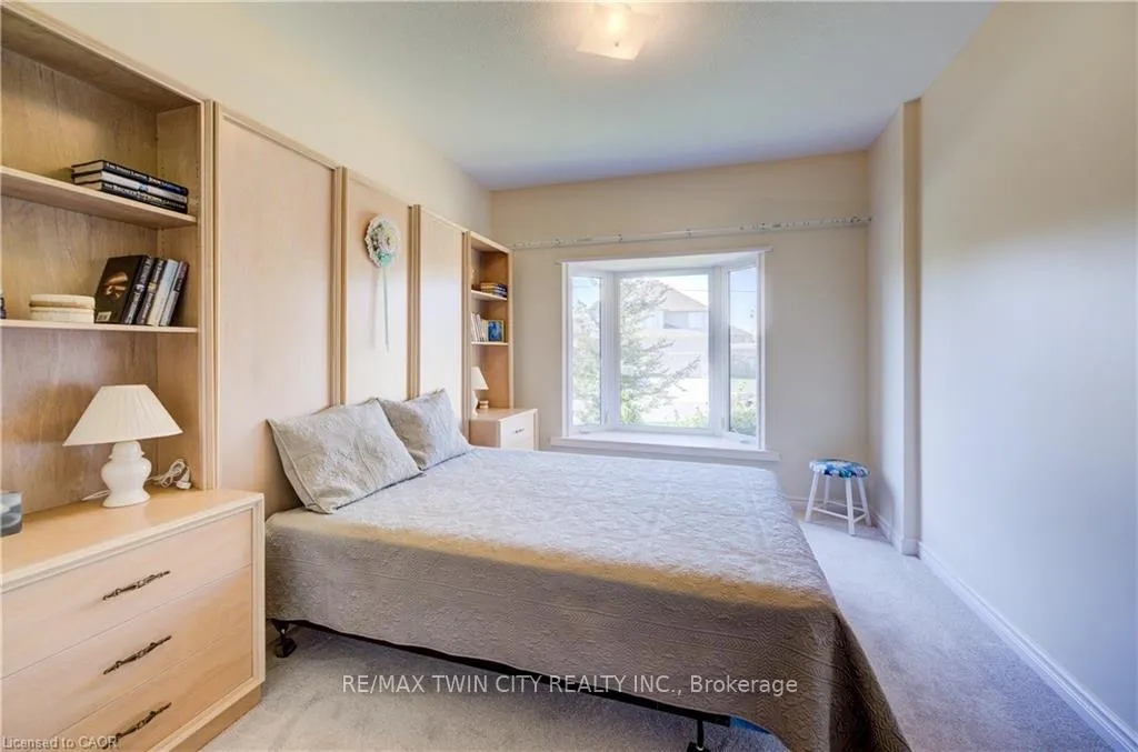 Photo 17 of 430 Caryndale Drive, Kitchener — HOMEH