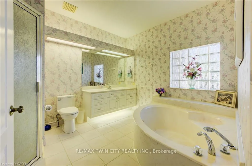 Photo 20 of 430 Caryndale Drive, Kitchener — HOMEH