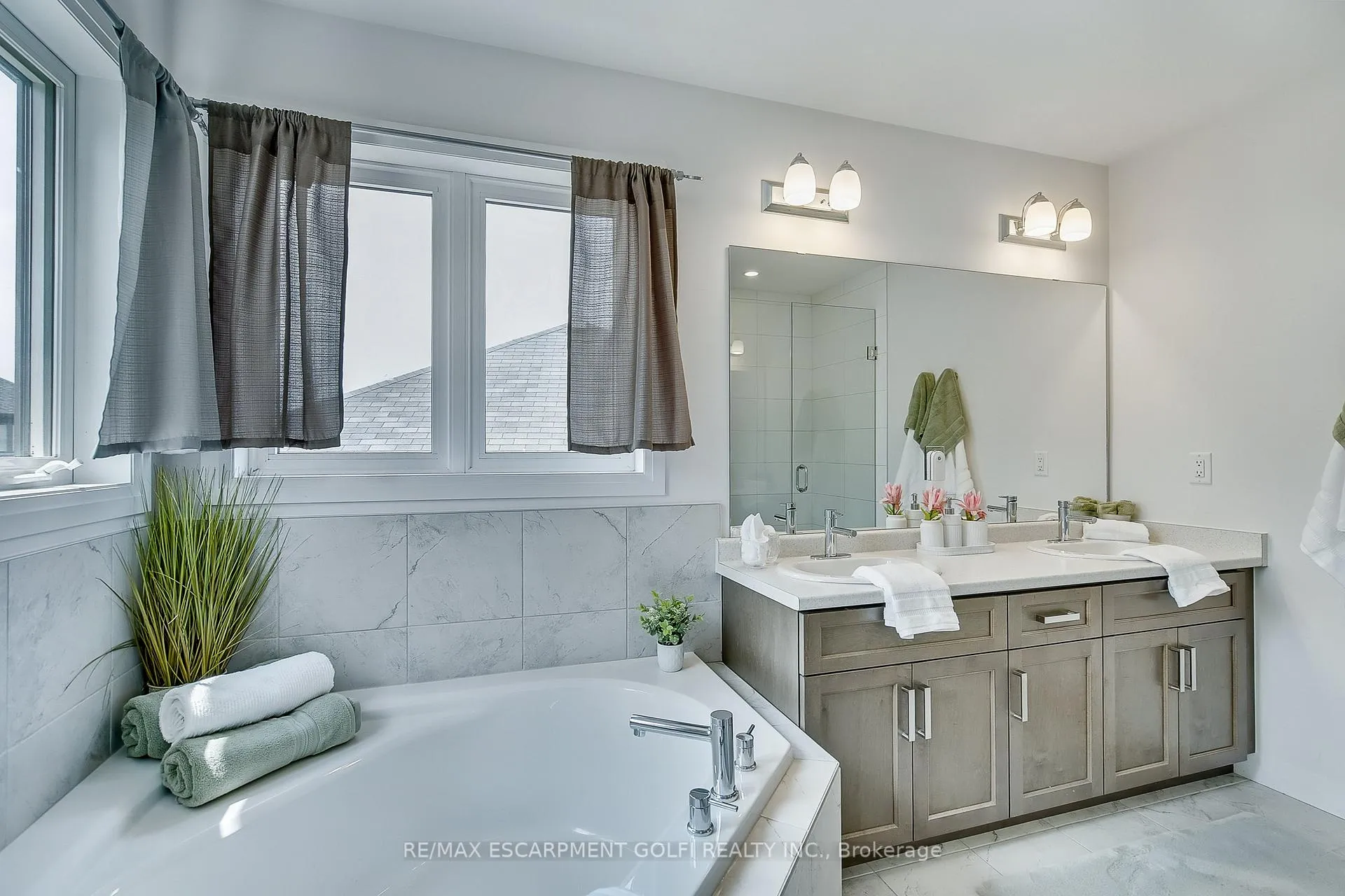 Photo 24 of 5062 Connor Drive, Lincoln, Beamsville — HOMEH
