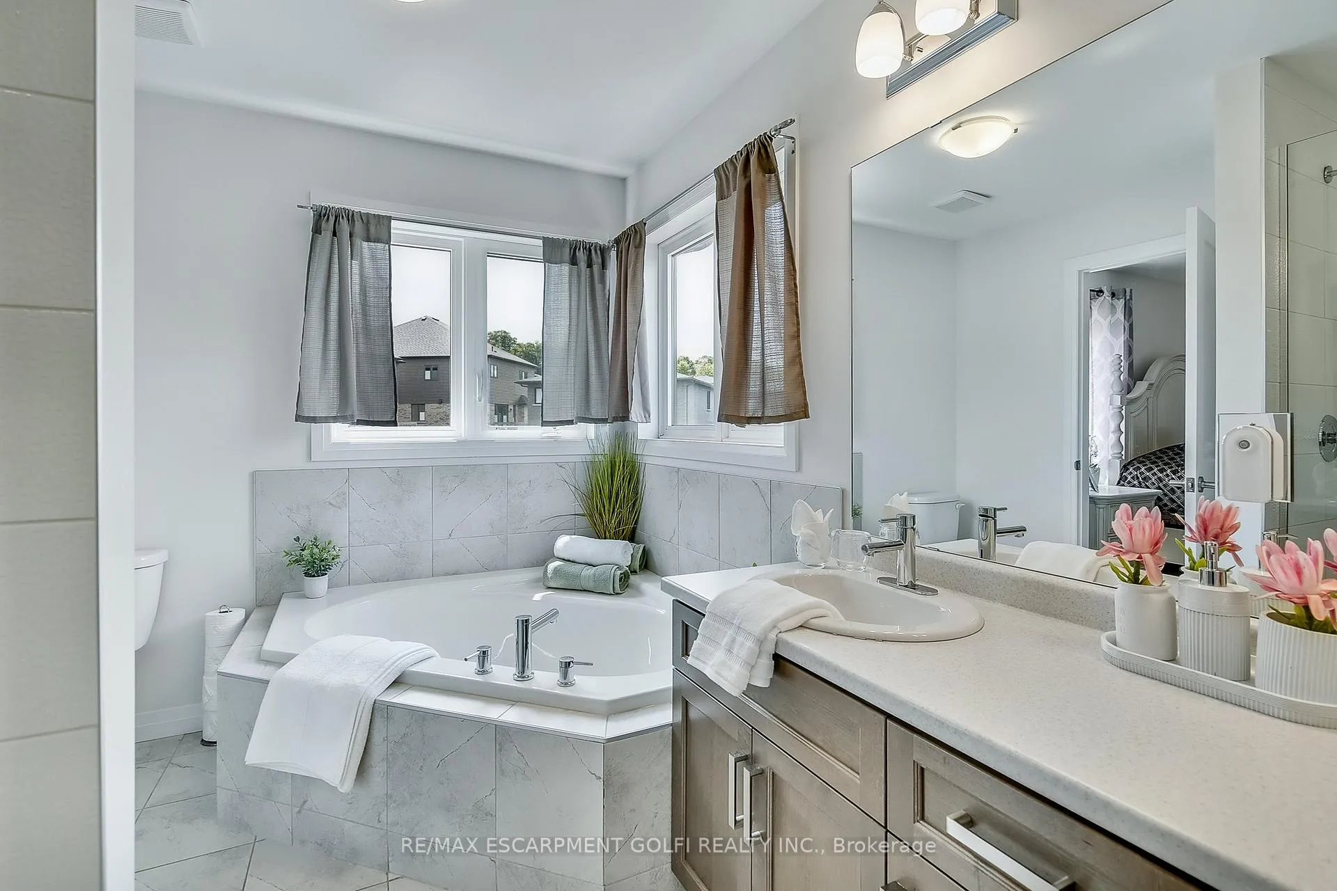 Photo 25 of 5062 Connor Drive, Lincoln, Beamsville — HOMEH