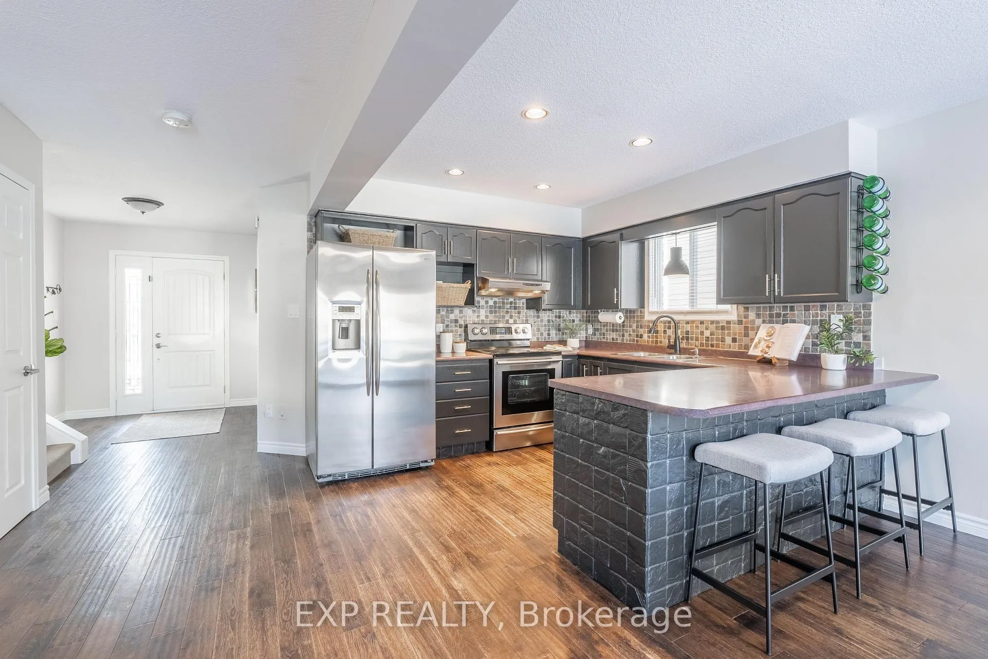 Photo 2 of 26 Gregg Court, Kitchener — HOMEH