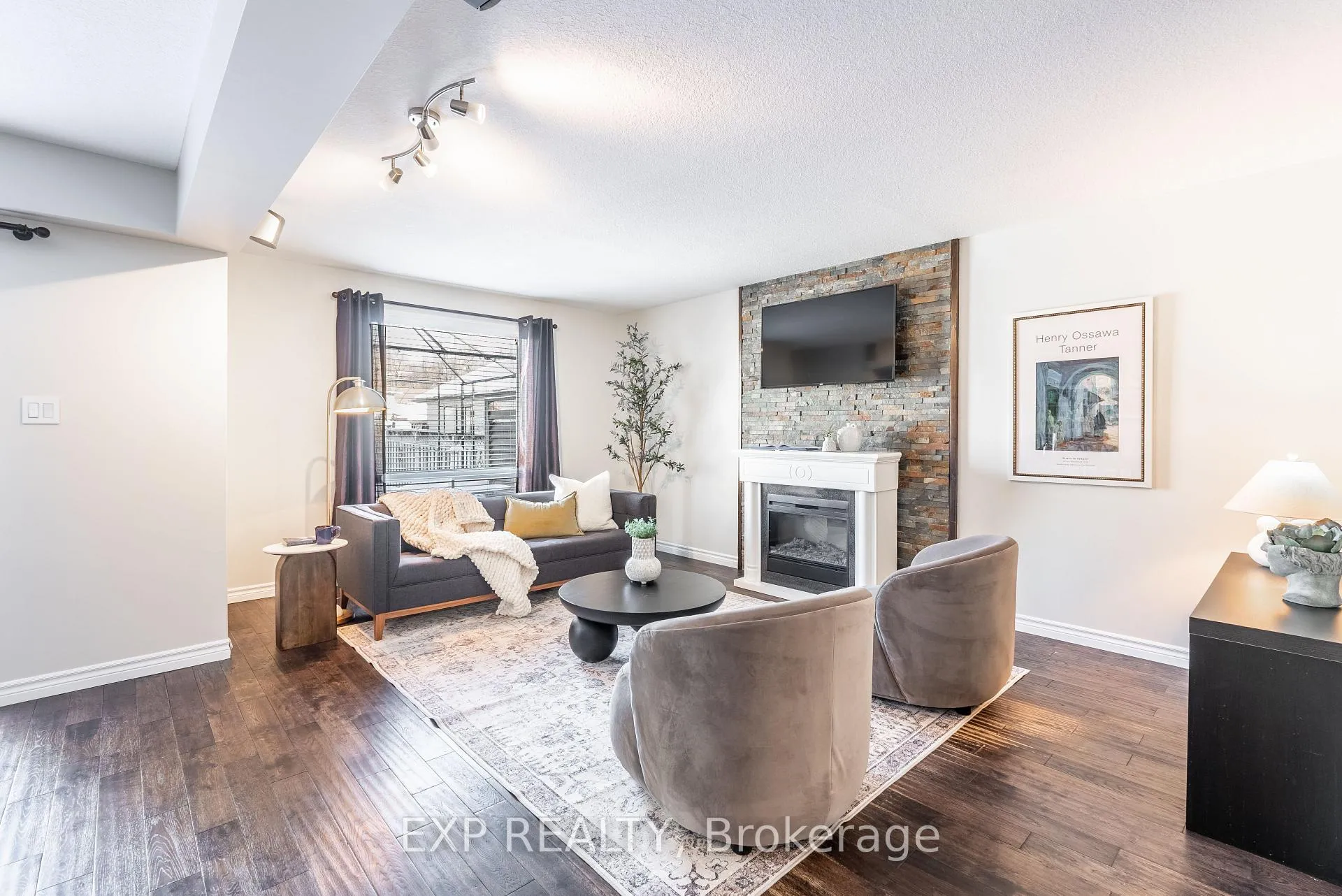 Photo 3 of 26 Gregg Court, Kitchener — HOMEH