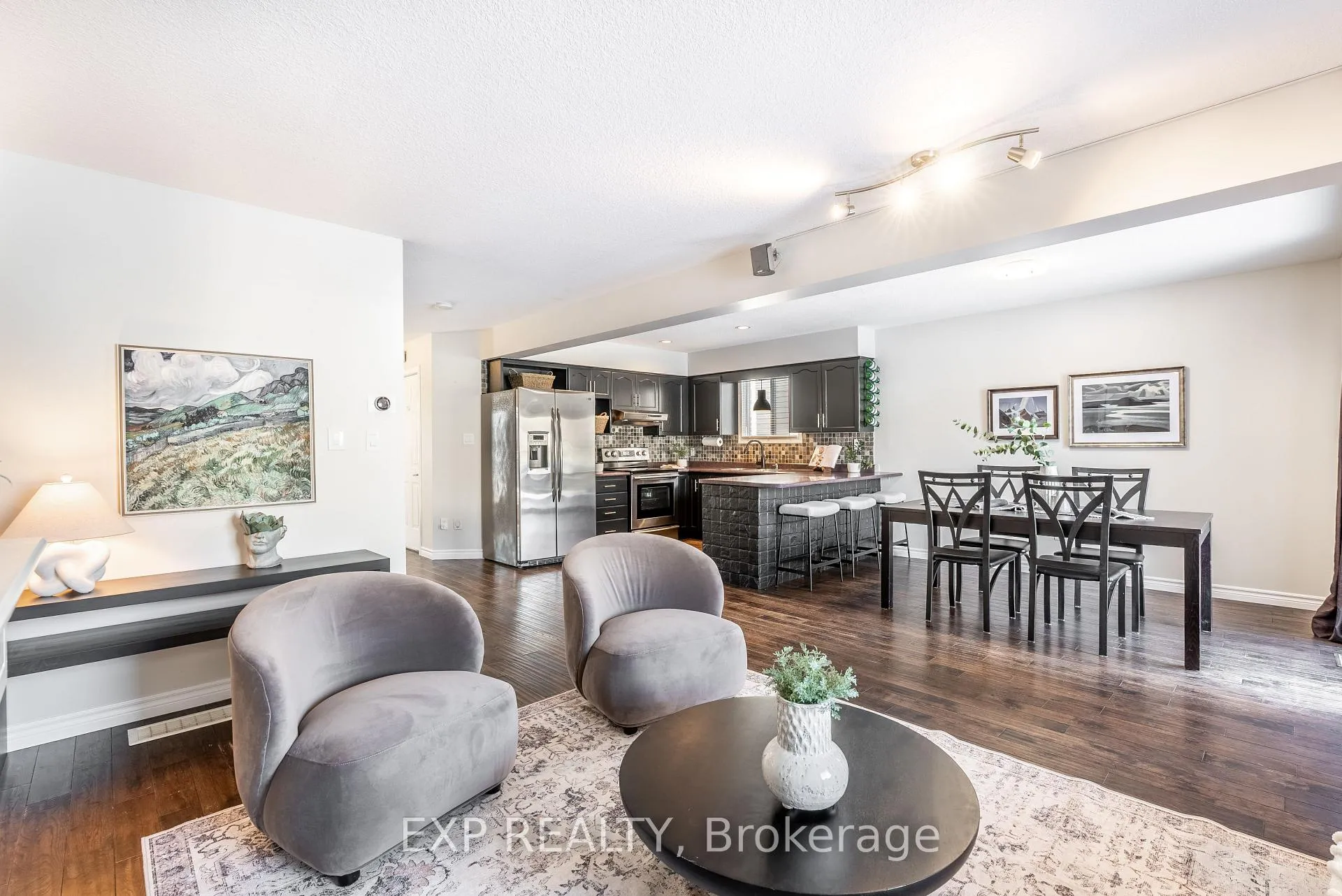 Photo 4 of 26 Gregg Court, Kitchener — HOMEH