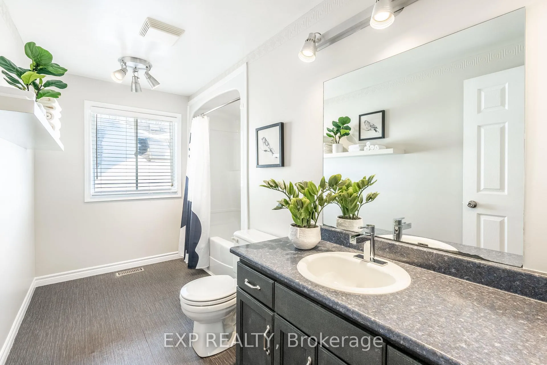 Photo 11 of 26 Gregg Court, Kitchener — HOMEH