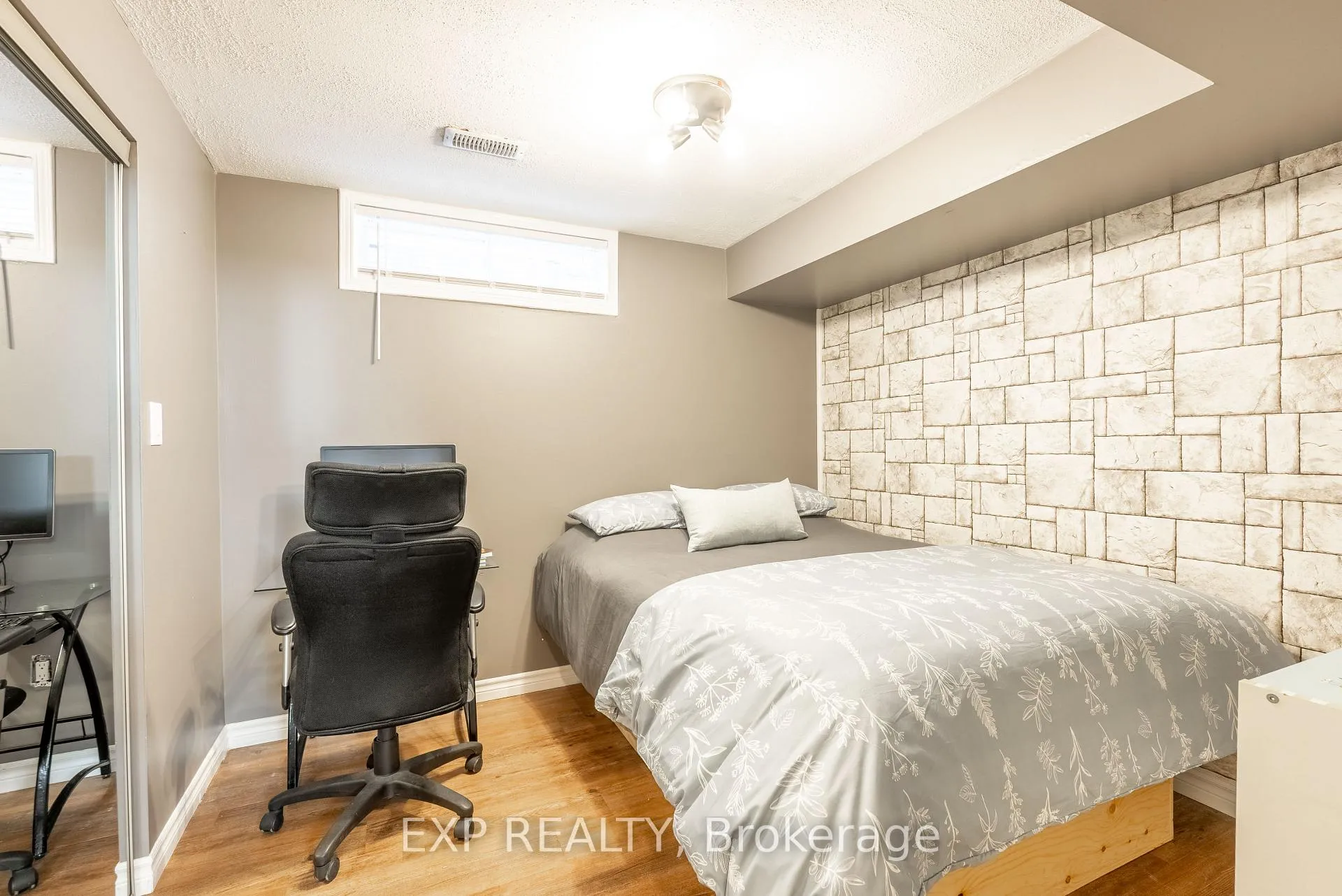 Photo 13 of 26 Gregg Court, Kitchener — HOMEH