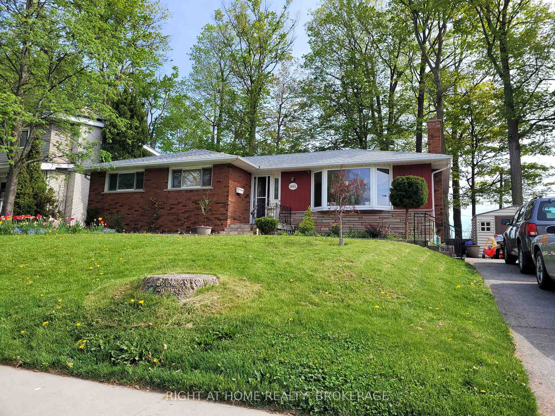 Front of 1461 Moss Glen Road