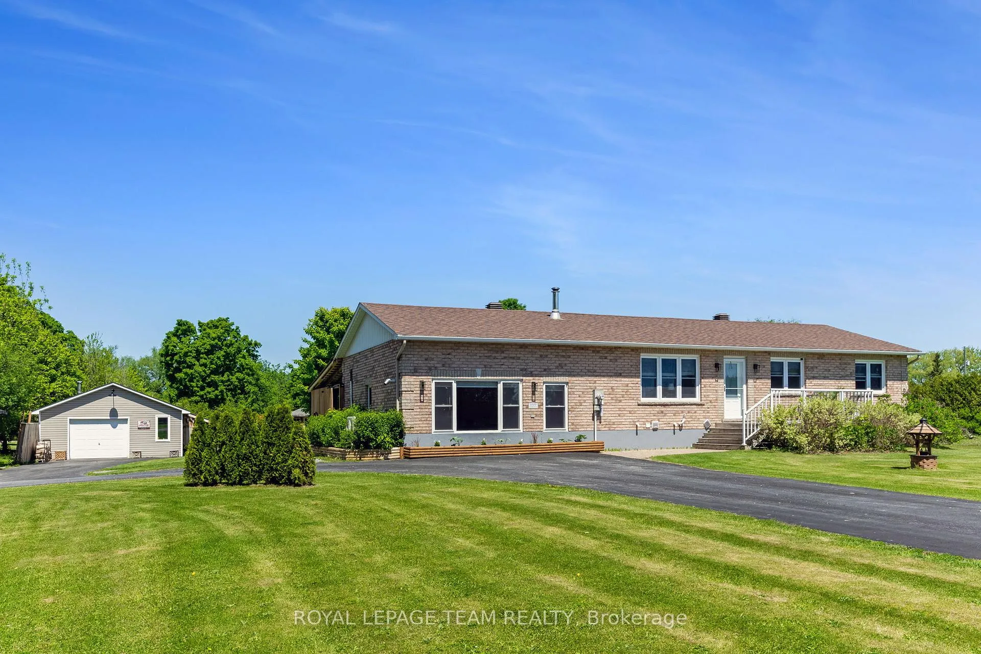 Photo 2 of 419 Lake Avenue E, Beckwith, Beckwith Twp — HOMEH