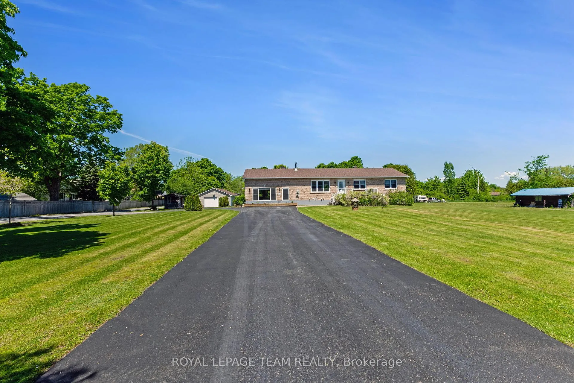 Photo 3 of 419 Lake Avenue E, Beckwith, Beckwith Twp — HOMEH