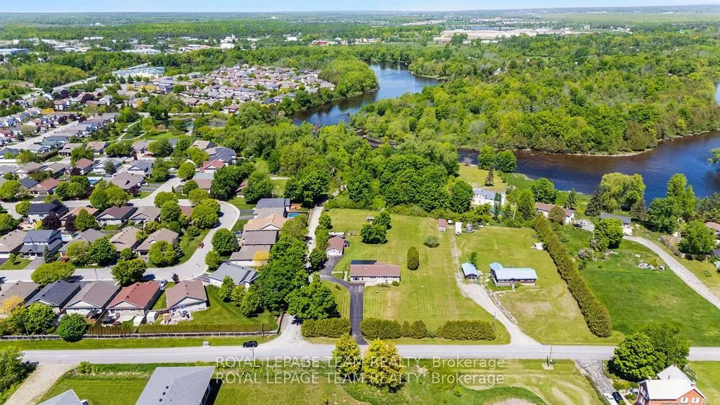 Photo 6 of 419 Lake Avenue E, Beckwith, Beckwith Twp — HOMEH