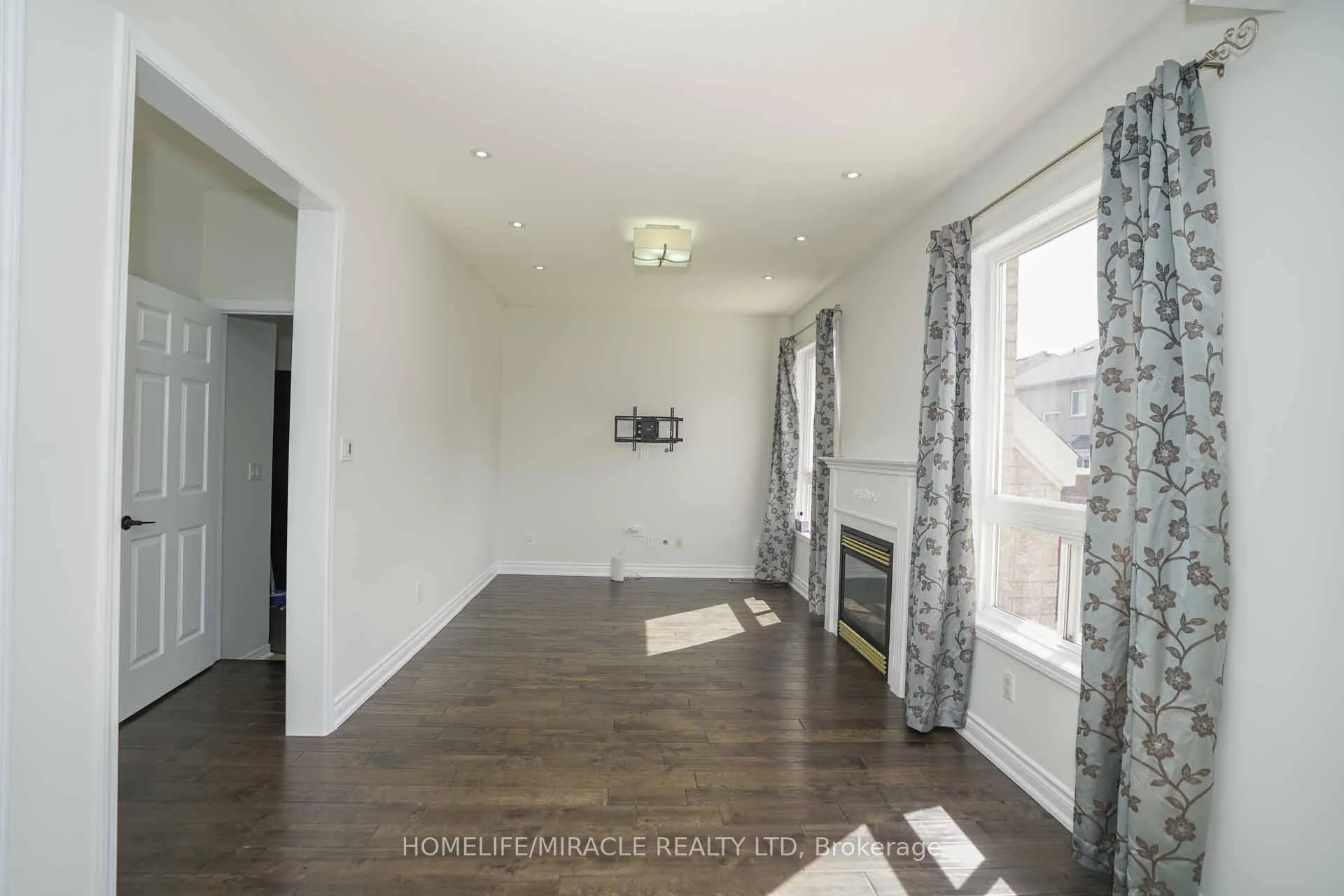 Photo 9 of 20 Cragg Crescent, Ajax, Northwest Ajax — HOMEH