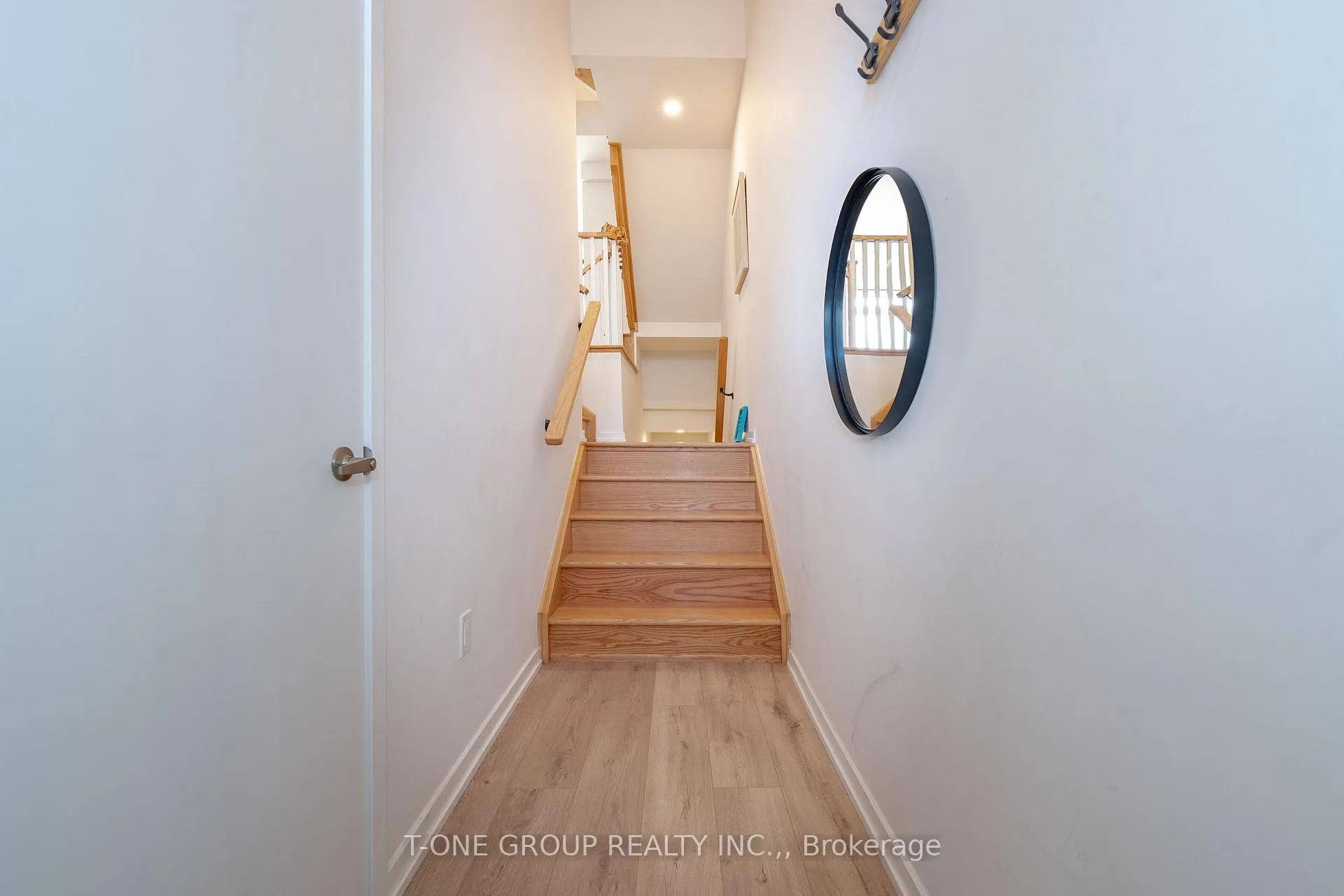 Photo 3 of 21 Rattenbury Road, Vaughan, Patterson — HOMEH