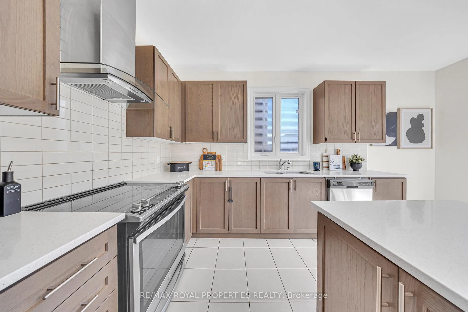 Photo 17 of 9 Micklefield Avenue, Whitby, Williamsburg — HOMEH