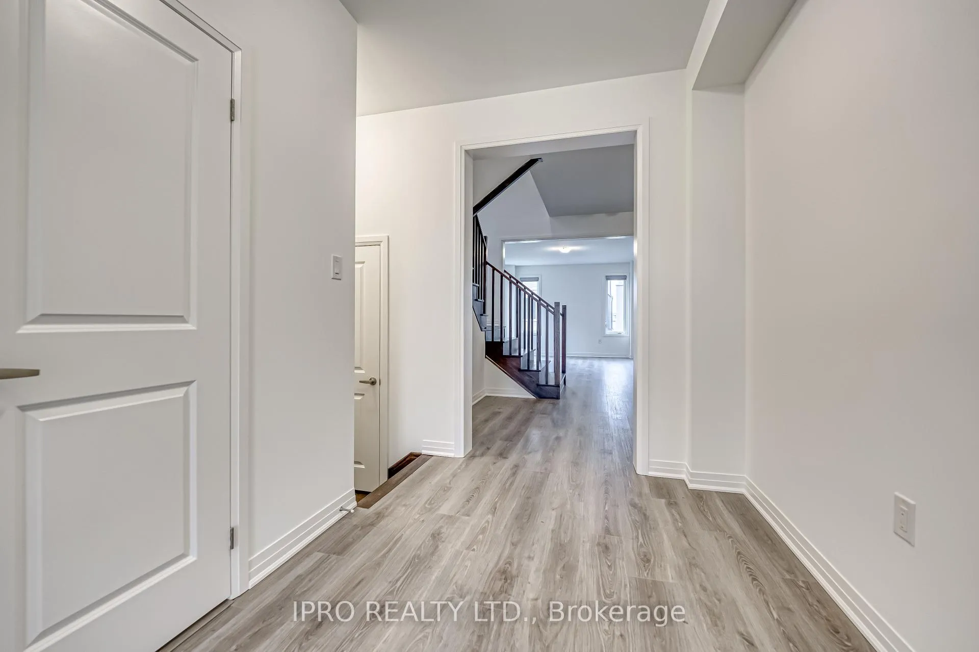 Photo 4 of 120 West Oak Trail, Barrie, Rural Barrie Southeast — HOMEH