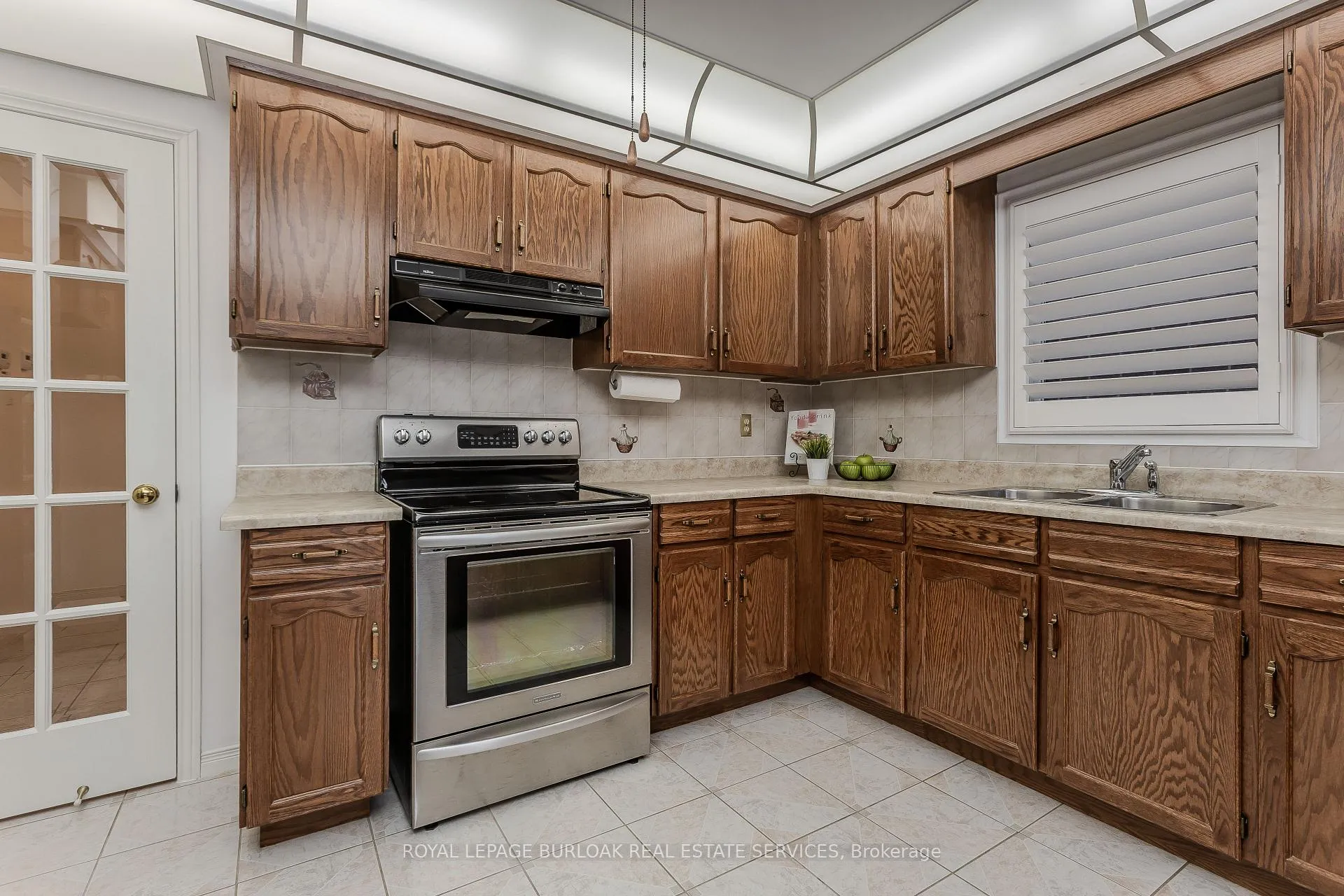 Photo 10 of 460 Hedgerow Lane, Oakville, Wedgewood Creek — HOMEH