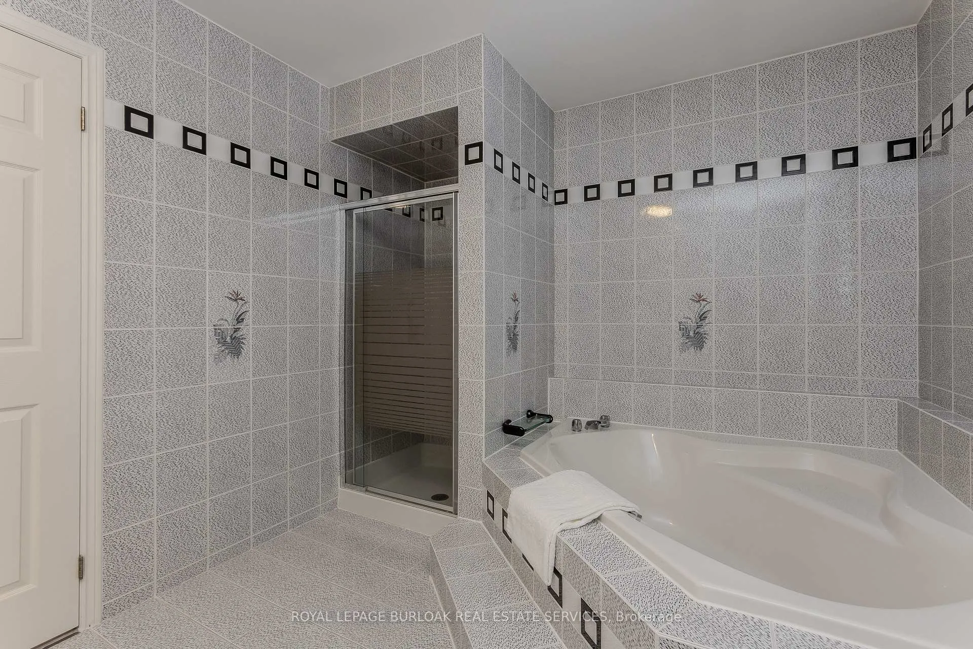 Photo 27 of 460 Hedgerow Lane, Oakville, Wedgewood Creek — HOMEH