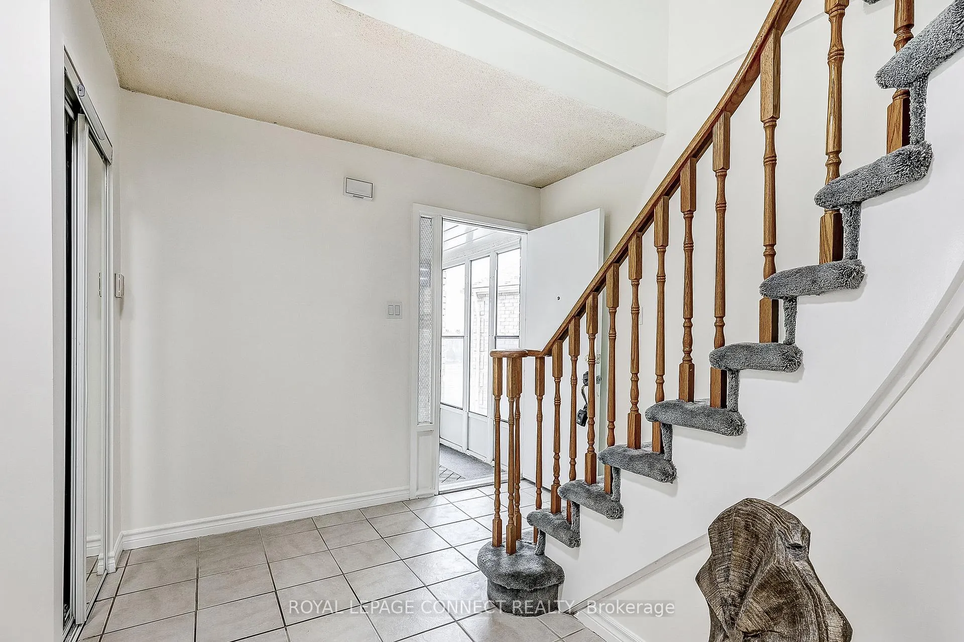 Photo 3 of 44 Goodwood Drive, Markham, Middlefield — HOMEH