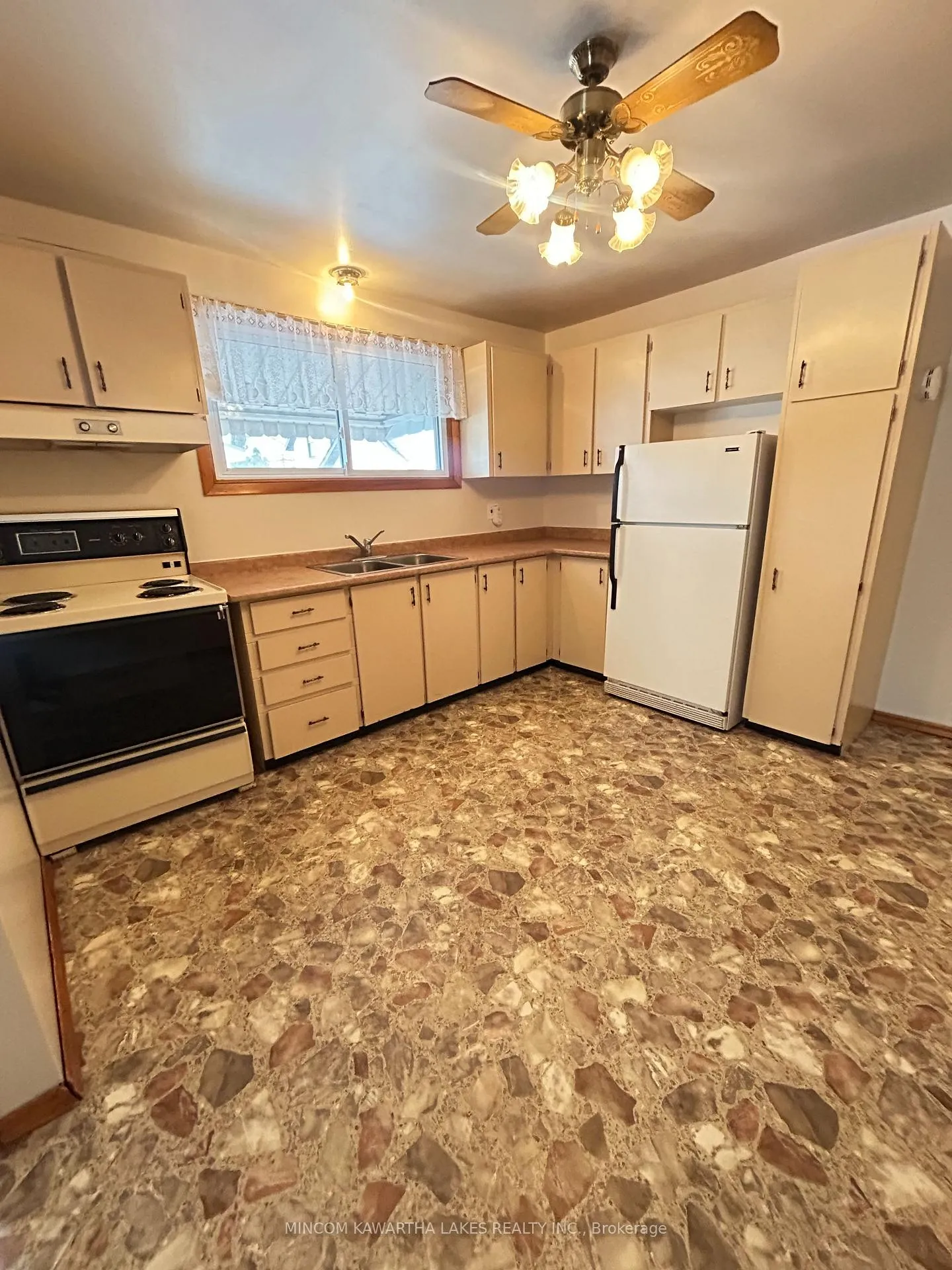Photo 8 of 707 Otonabee Drive, Peterborough, Ashburnham Ward 4 — HOMEH